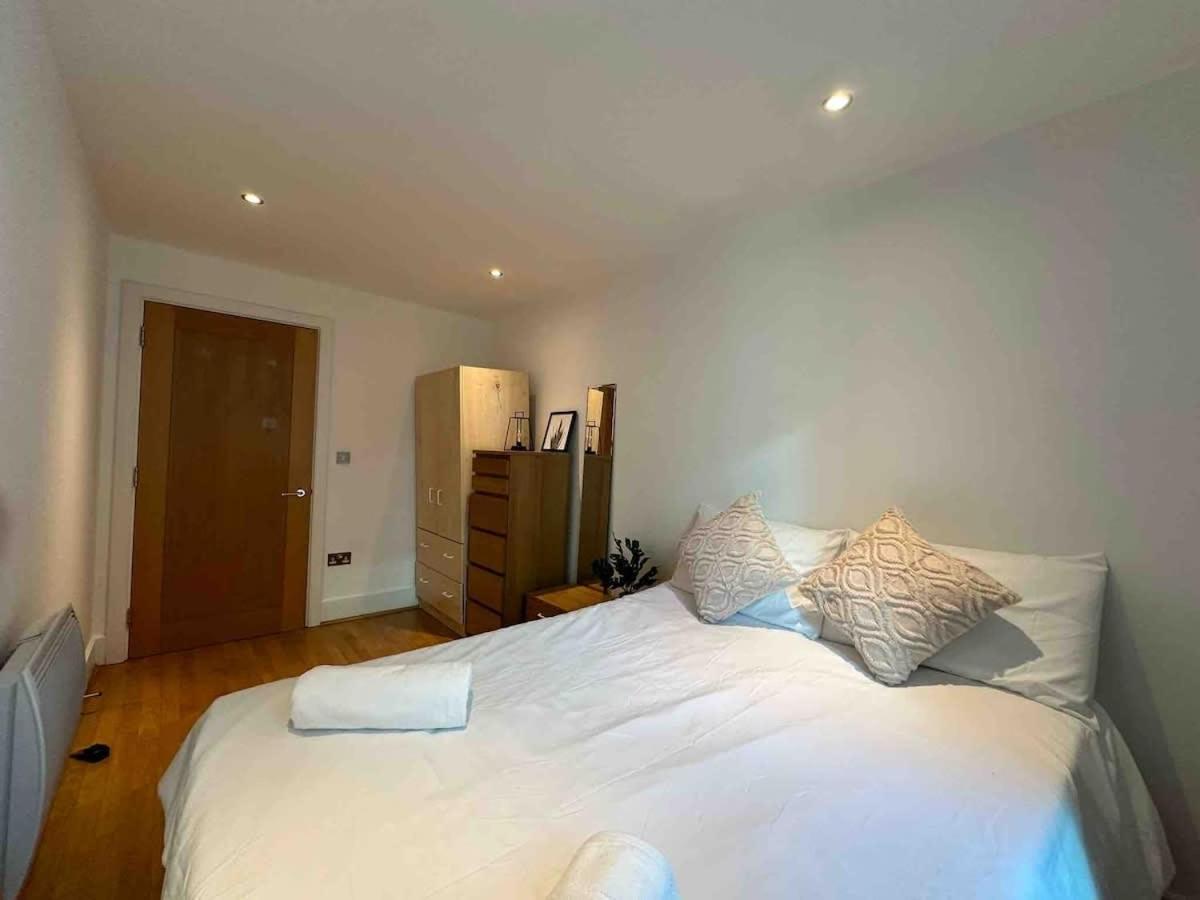Compact 2 Bed Good Transport Links Apartament *