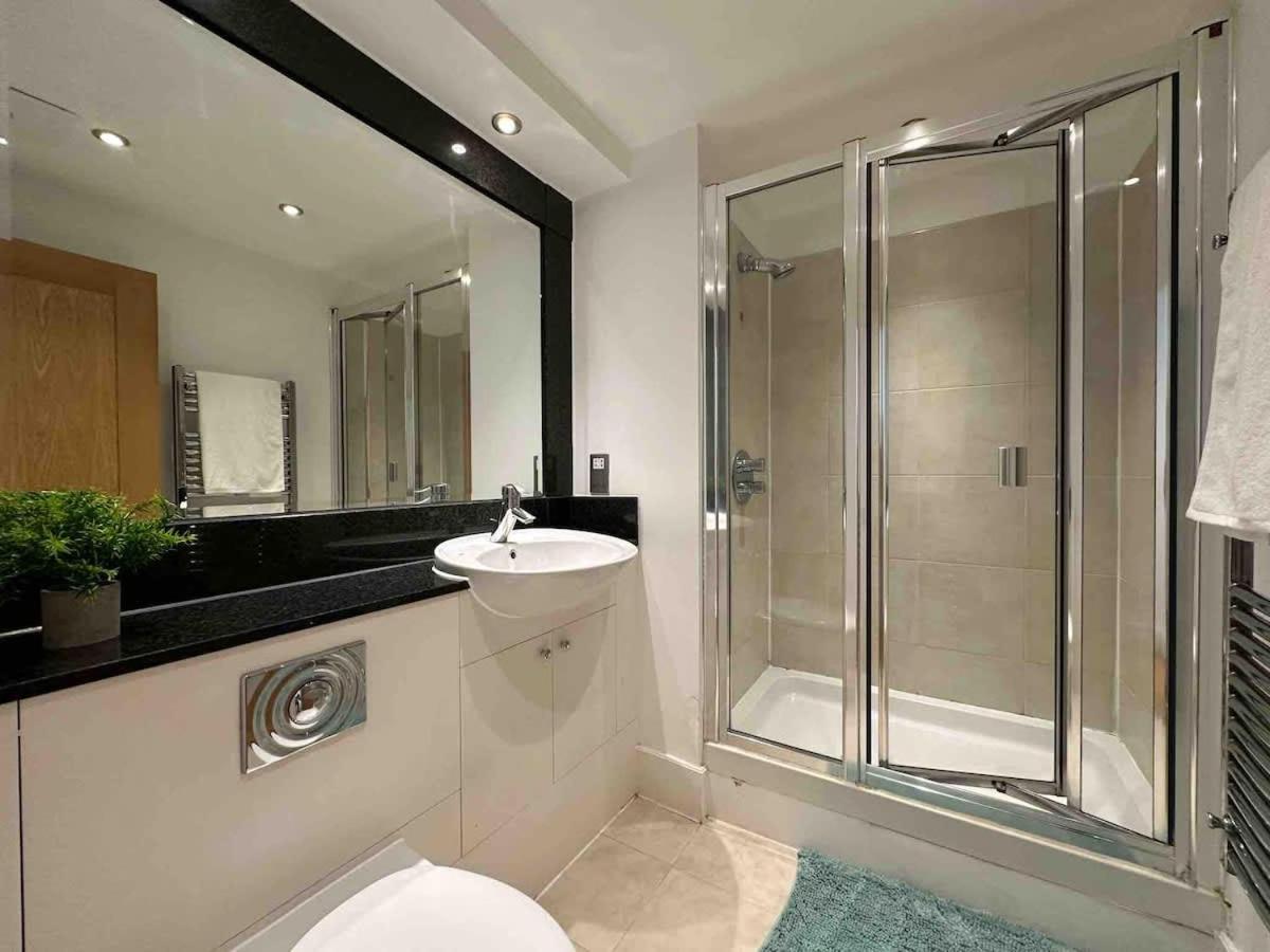 Compact 2 Bed Good Transport Links Apartament
